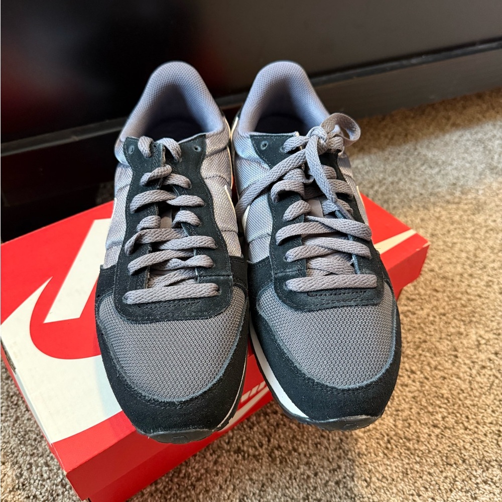 Nike Women's Genicco Sneakers New - Picture 4 of 9